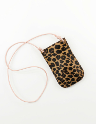 atelier_farny_pochette_telephone_leopard_rose_face