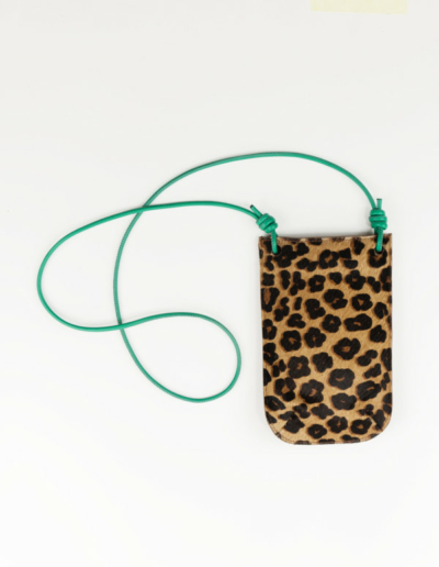 atelier_farny_pochette_telephone_leopard_vert_face